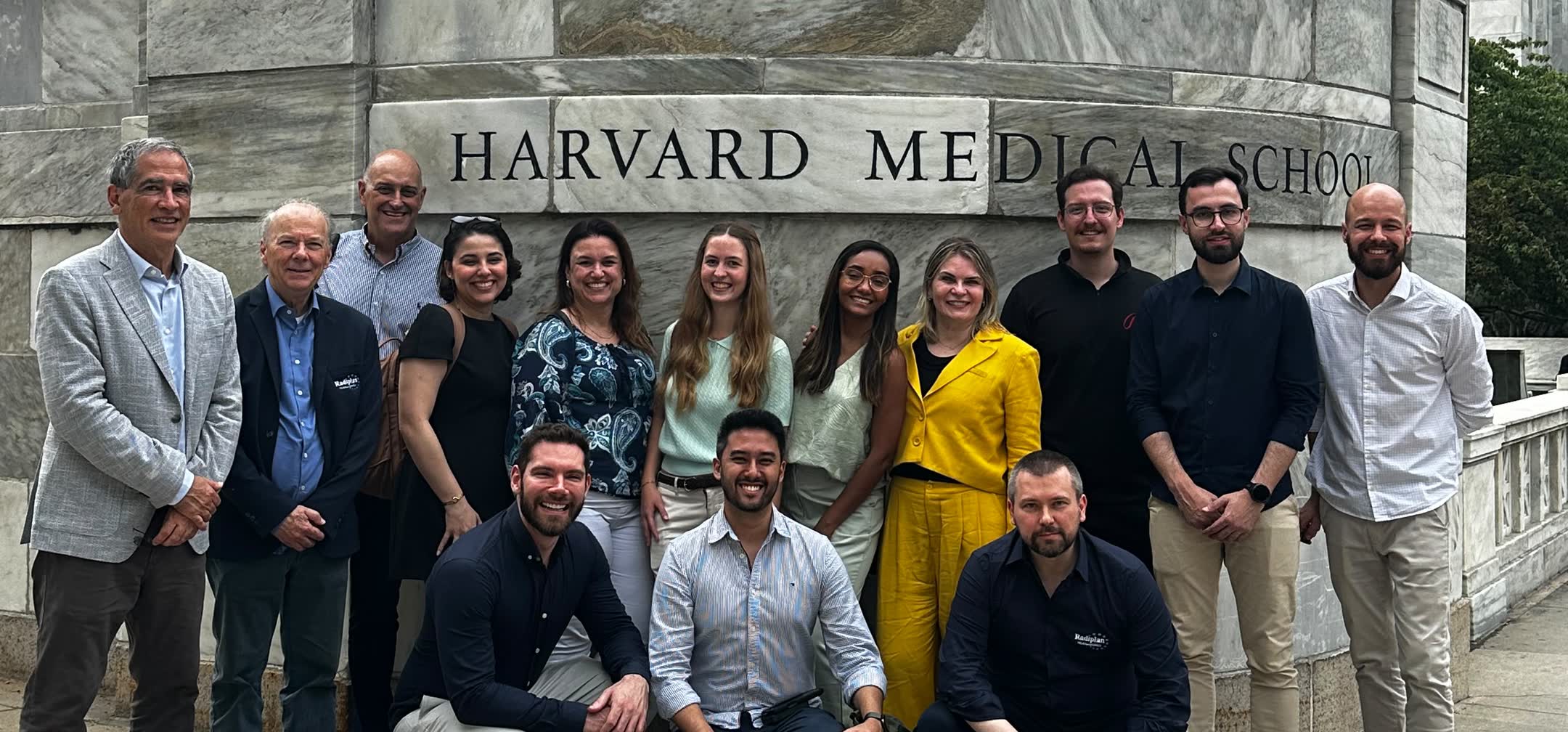 Participantes do BHI em frente ao muro da Harvard Medical School
